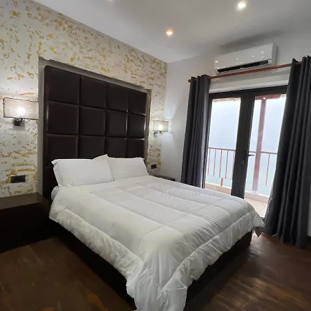 Victoria 4*