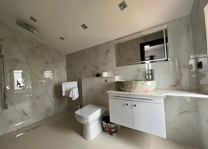 Victoria Hotel 4*