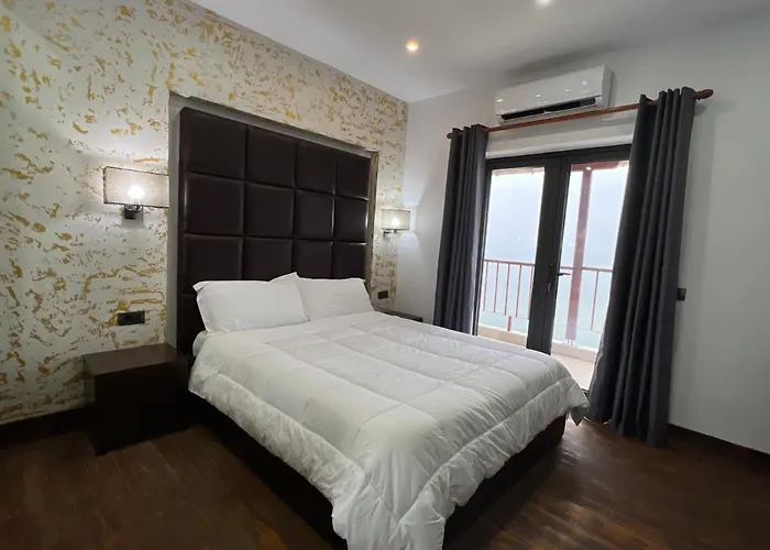 Victoria 4*
